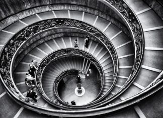 Co jest większe Watykan czy Warszawa?