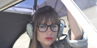 Co mówi pilot do pasażerów przed startem?