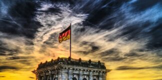 Co oznacza flaga USA do góry nogami?