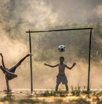 Skąd wywodzi się piłką nożną?