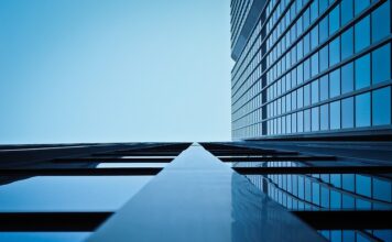 Dlaczego w Anglii okna otwierają się na zewnątrz? Dlaczego w Anglii okna otwierają się na zewnątrz?