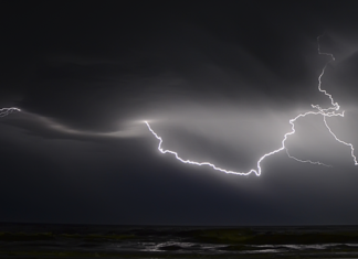 Dlaczego piorun nie uderzy w samolot? Dlaczego piorun nie uderzy w samolot?