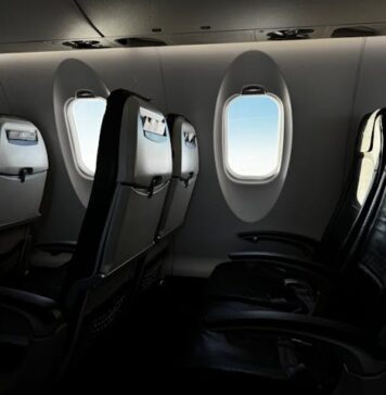 Jak prawidłowo przewozić elektronikę na pokładzie samolotu